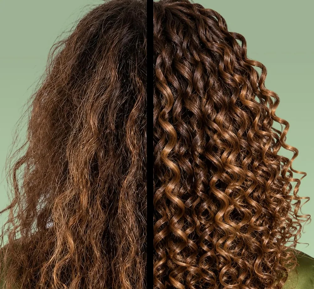 Long brown curls before and after a Cacho Perfeito mask, seen from behind